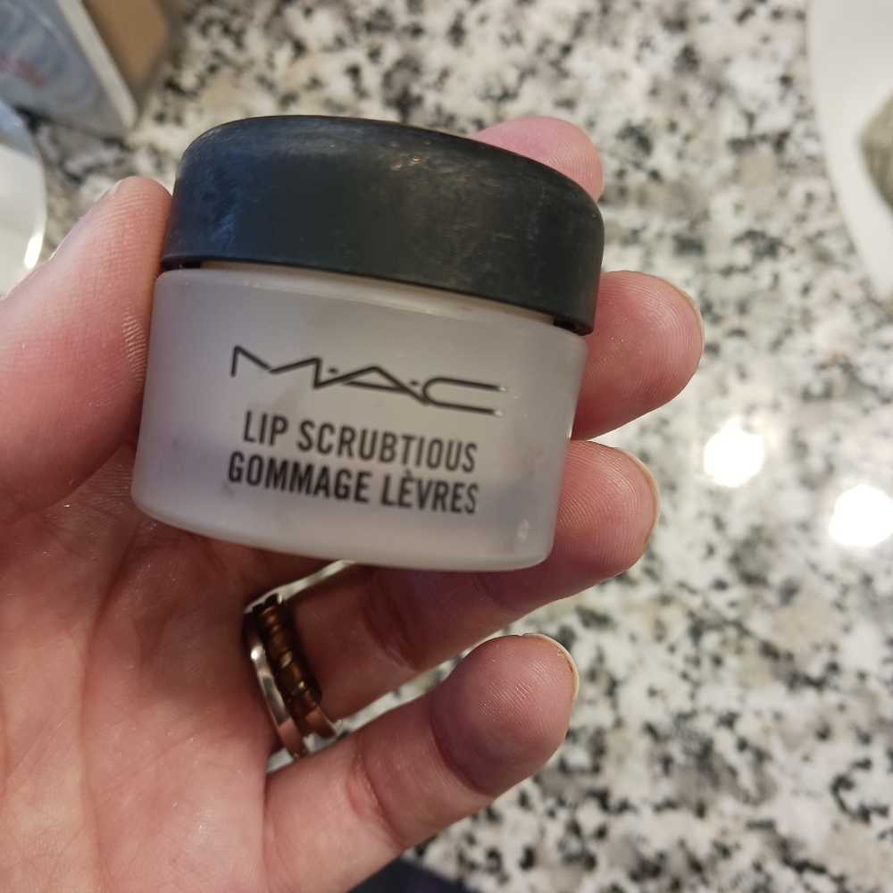 MAC lip scrub